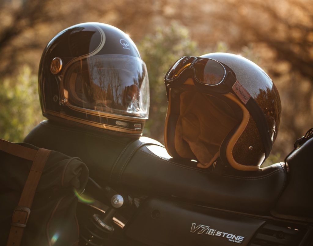 deux casques de scooter